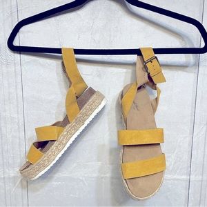 Universal Thread sandals size 6.5